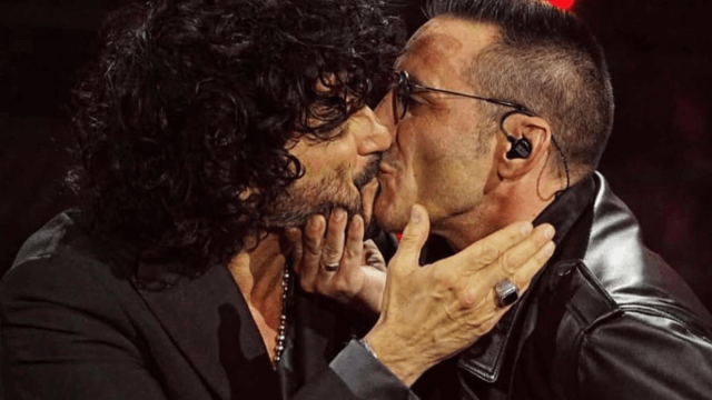 Bacio tra Francesco Renga e Kekko Silvestre