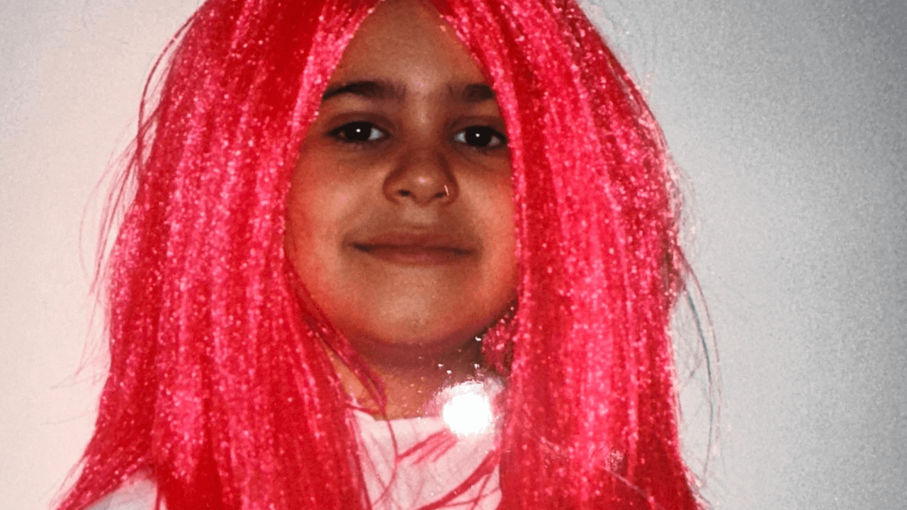 Mahmood da piccolo con la parrucca fucsia