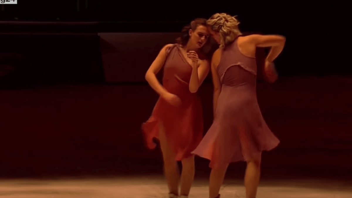 Pattinaggio artistico: due campionesse si esibiscono in coppia contro gli stereotipi di genere (VIDEO)