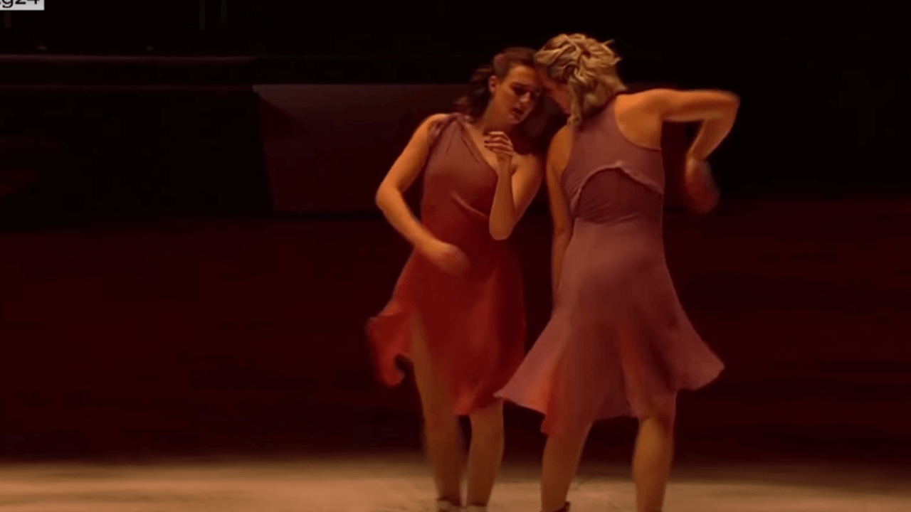 Pattinaggio artistico: due campionesse si esibiscono in coppia contro gli stereotipi di genere (VIDEO)