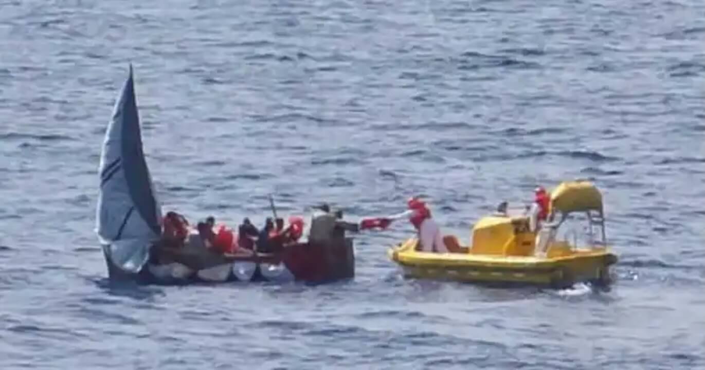 Crociera gay salva 11 migranti alla deriva nel Golfo del Messico (VIDEO)