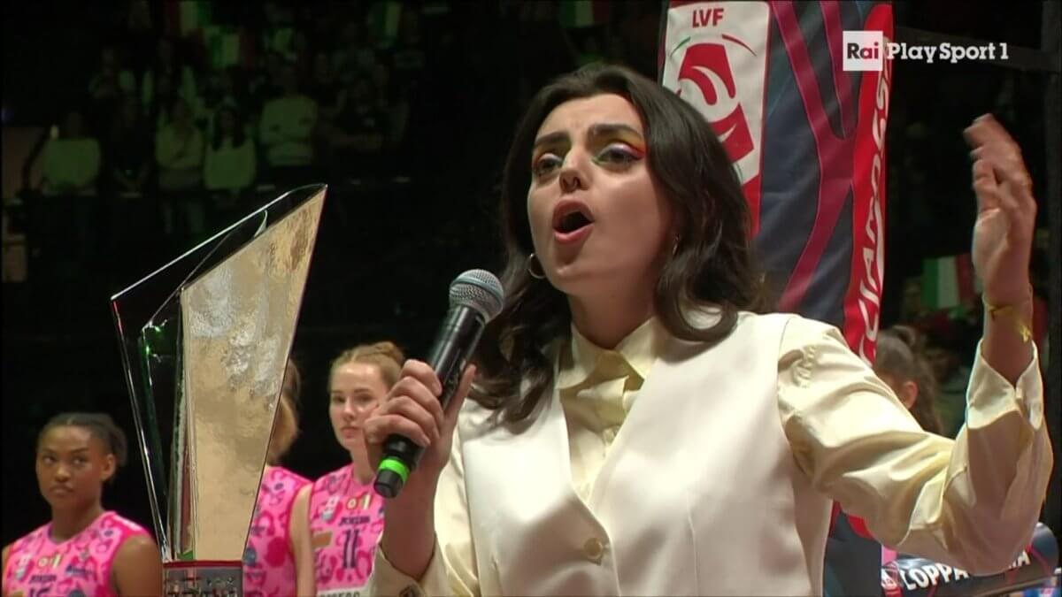 Francamente canta l’Inno d’Italia alla finale di volley femminile: “Da donna queer era importante prendere quello spazio” (VIDEO)