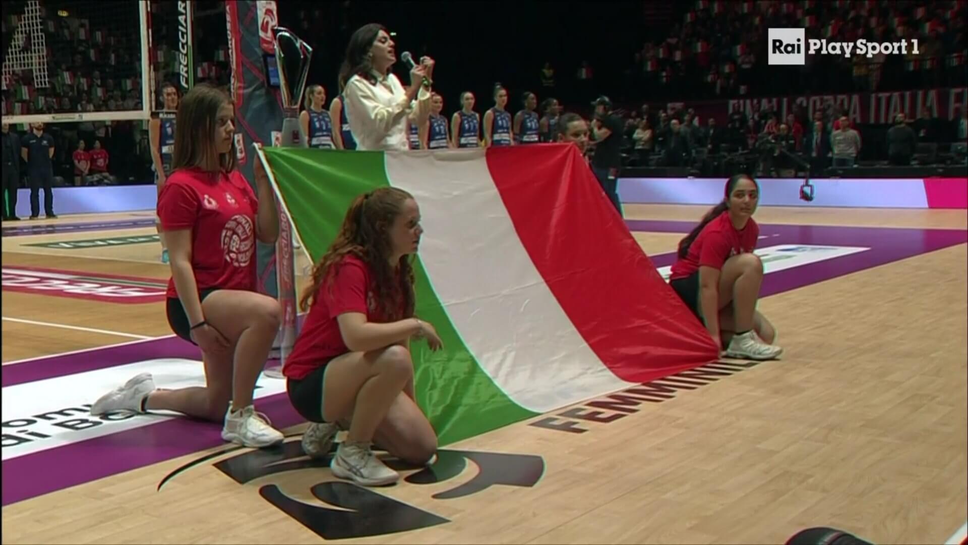 Francamente canta l’Inno d’Italia alla finale di volley femminile: “Da donna queer era importante prendere quello spazio” (VIDEO) - francamente 2 - Gay.it