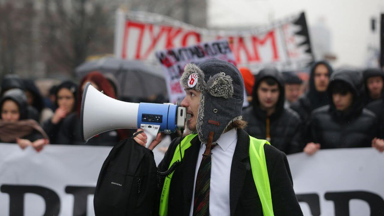 Serbia, l'autocrazia filorussa e anti-diritti di Vucic e le proteste studentesche che potrebbero abbatterla - serbia proteste studentesche vucic 3 - Gay.it