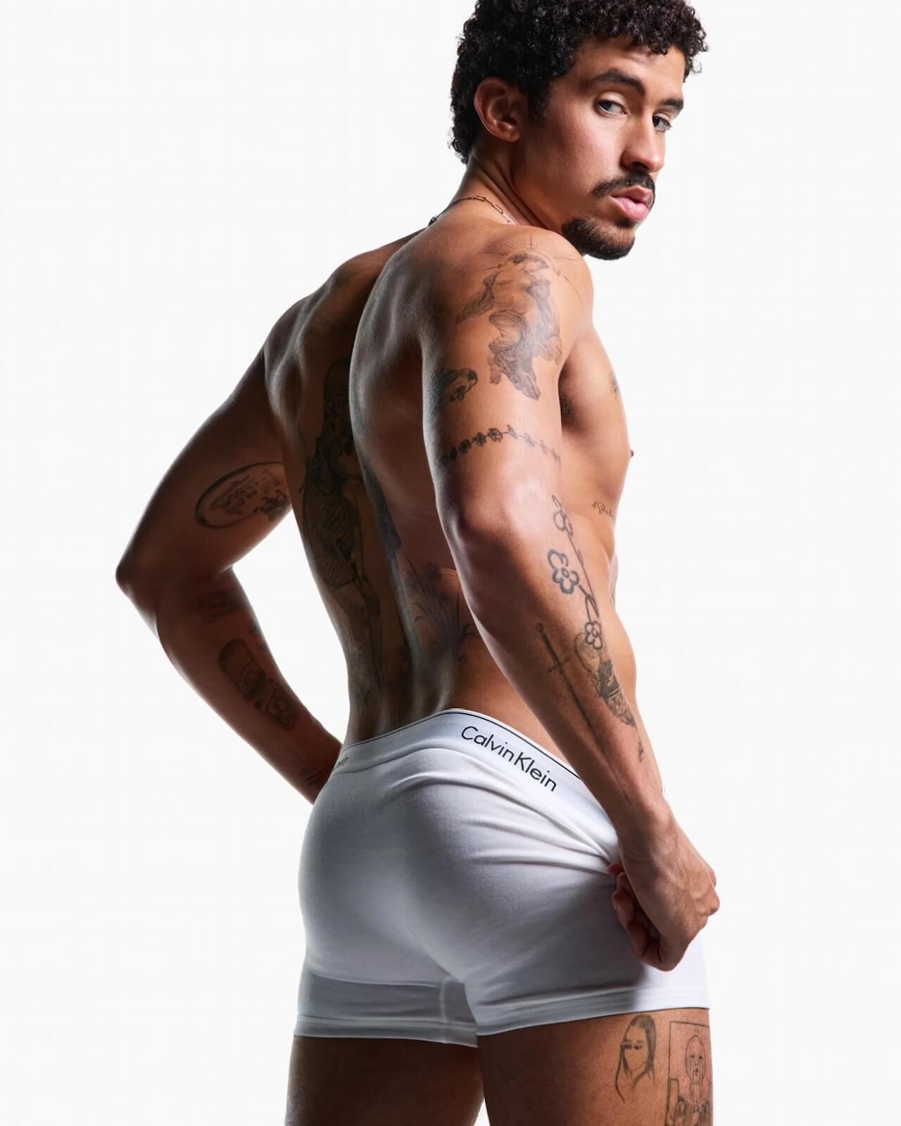 Bad Bunny in mutande per Calvin Klein fa impazzire tuttə (VIDEO) - Bad Bunny in mutande per Calvin Klein 5 - Gay.it