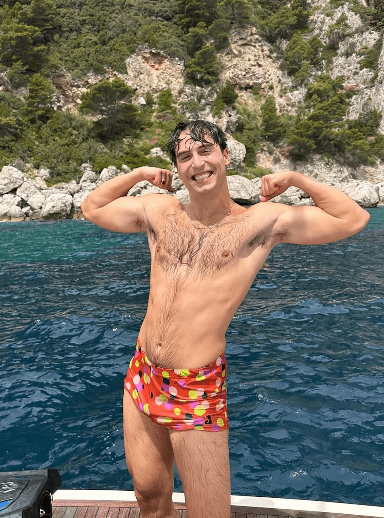 Overcompensating, l'Animal House queer stracolmo di guest star tra repressione e accettazione di sé - Benito Skinner 2 - Gay.it