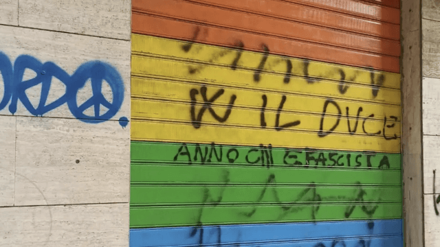 Catania, sede Arcigay imbrattata con scritte fasciste che inneggiano al Duce (VIDEO) - Catania sede Arcigay imbrattata con scritte fasciste che inneggiano al Duce - Gay.it