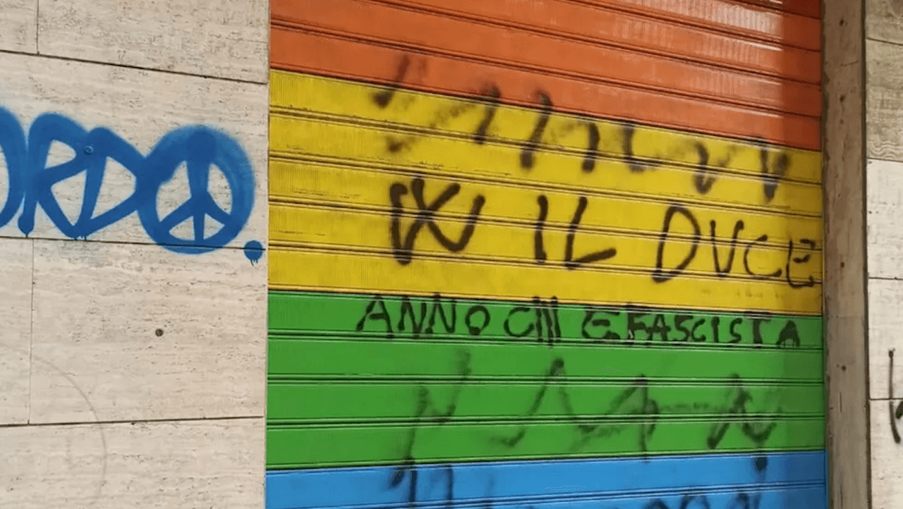 Catania, sede Arcigay imbrattata con scritte fasciste che inneggiano al Duce (VIDEO)