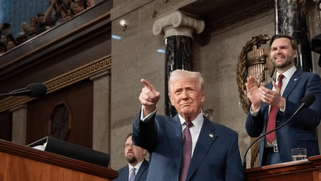 Un anno di Trump bis alla Casa Bianca, ripercorriamo 12 mesi di provvedimenti anti-LGBTQIA+ - Donald Trump e J Vance - Gay.it