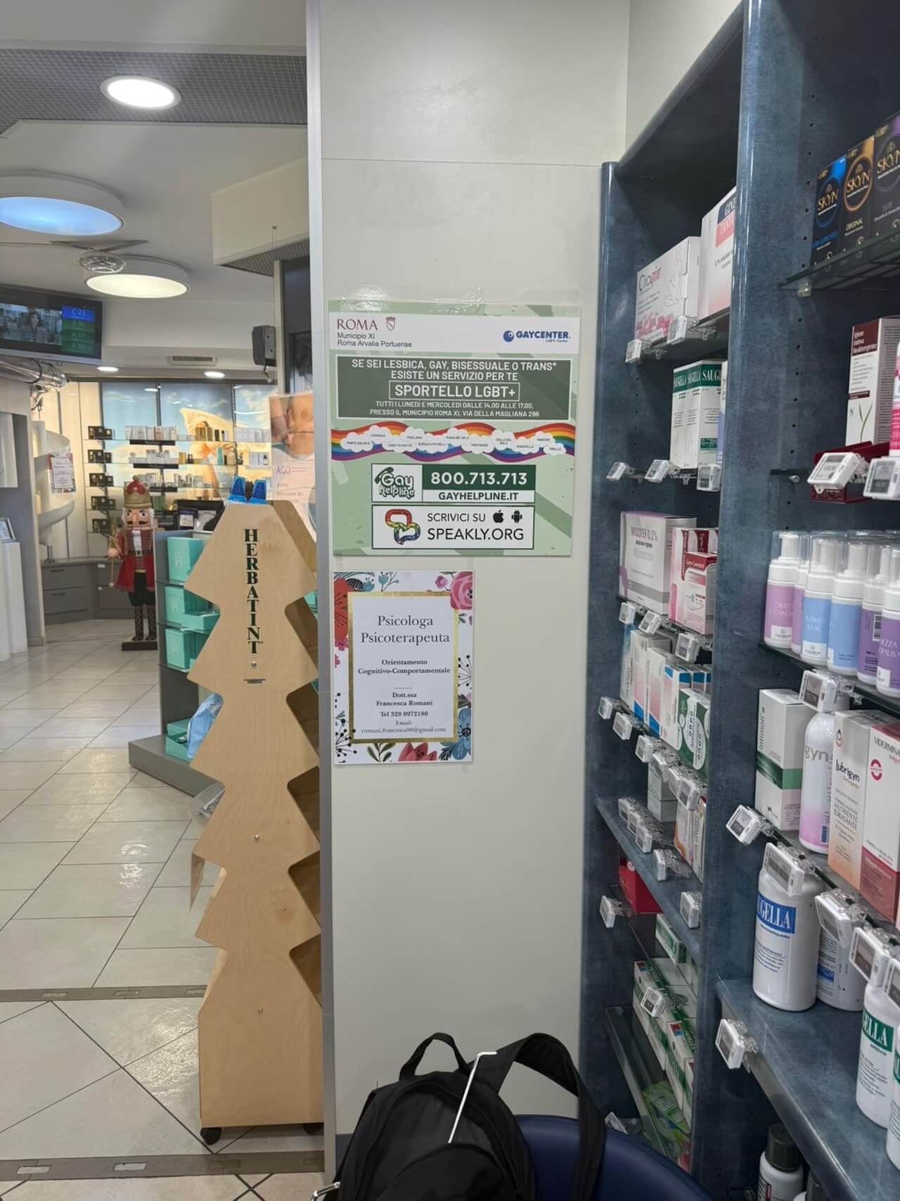Roma, il Municipio XI installa targhe destinate alla comunità LGBT+ - Farmacia - Gay.it