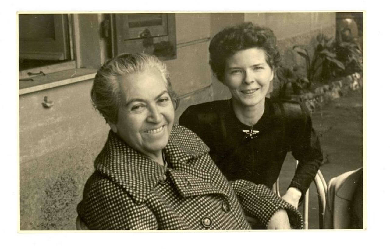 Bambini e diversità, chi era Gabriela Mistral, icona femminista, poetessa visionaria: la storia d’amore con Doris Dana