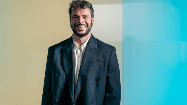 #AllColorsOnBoardWith: Guglielmo Scilla conduce la content series ambientata su "un aereo" che esplora i mondi dell'inclusività - Guglielmo Scilla WillWoosh - Gay.it