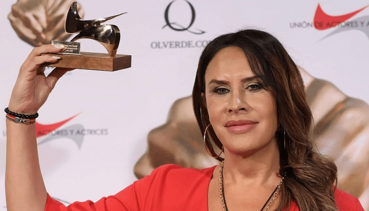 Il cinema spagnolo sostiene Karla Sofía Gascón e le conferisce il premio dell’Unione degli Attori e Attrici