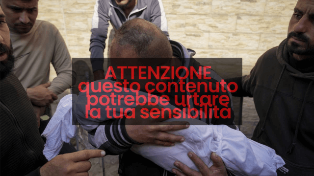 Un uomo palestinese tiene in braccio il corpo del nipote di 11 mesi Mohammad Shaban, ucciso in un attacco aereo dell'esercito israeliano all'ospedale Al-Ahli di Gaza City, martedì 18 marzo 2025