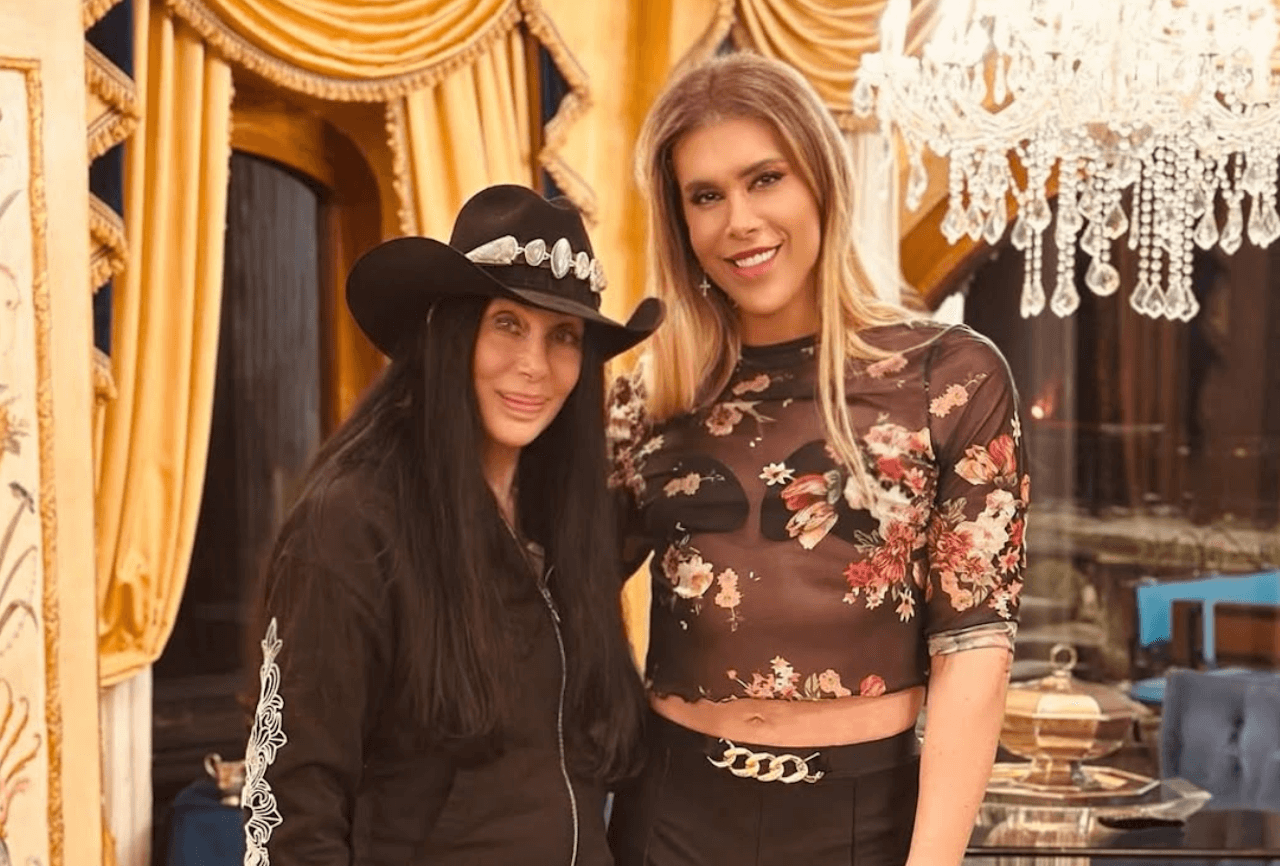 Jenny Urtis: "Le persone trans in Italia non hanno dirittto a niente, considerate come una categoria da circo" - Jenny Urtis e Cher - Gay.it
