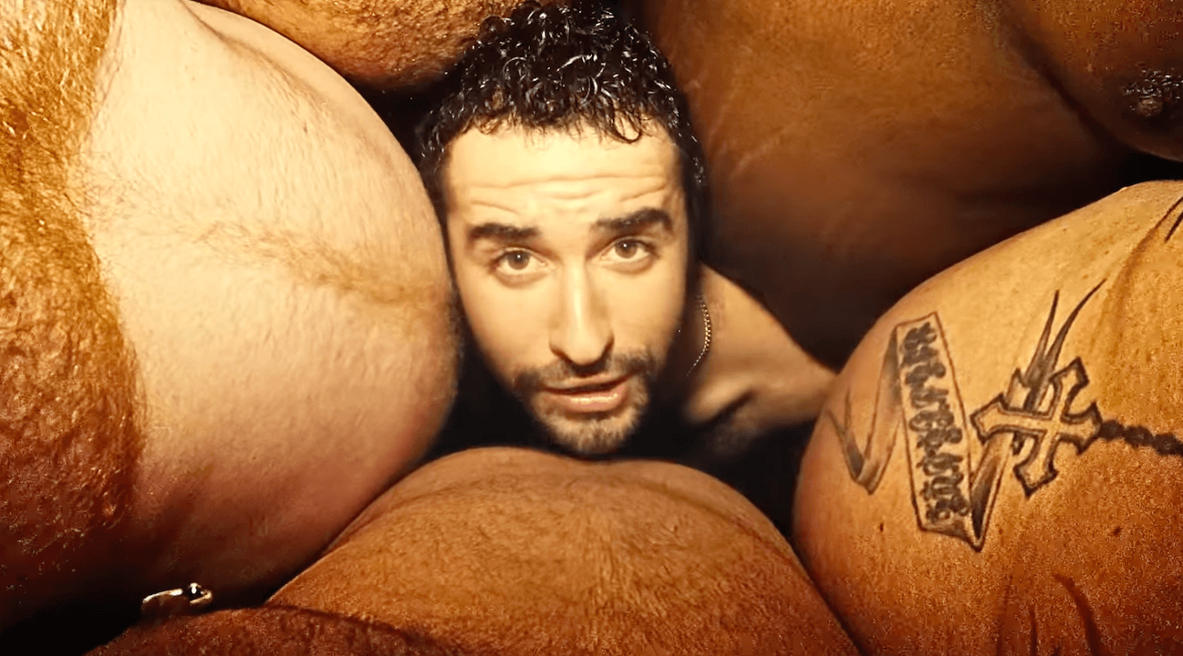 Jordan Firstman cantante con "I Wanna See My Friends Dic*s", trionfo di irriverenza e trasgressione queer (VIDEO) - Jordan Firstman I Wanna See My Friends Dicks - Gay.it