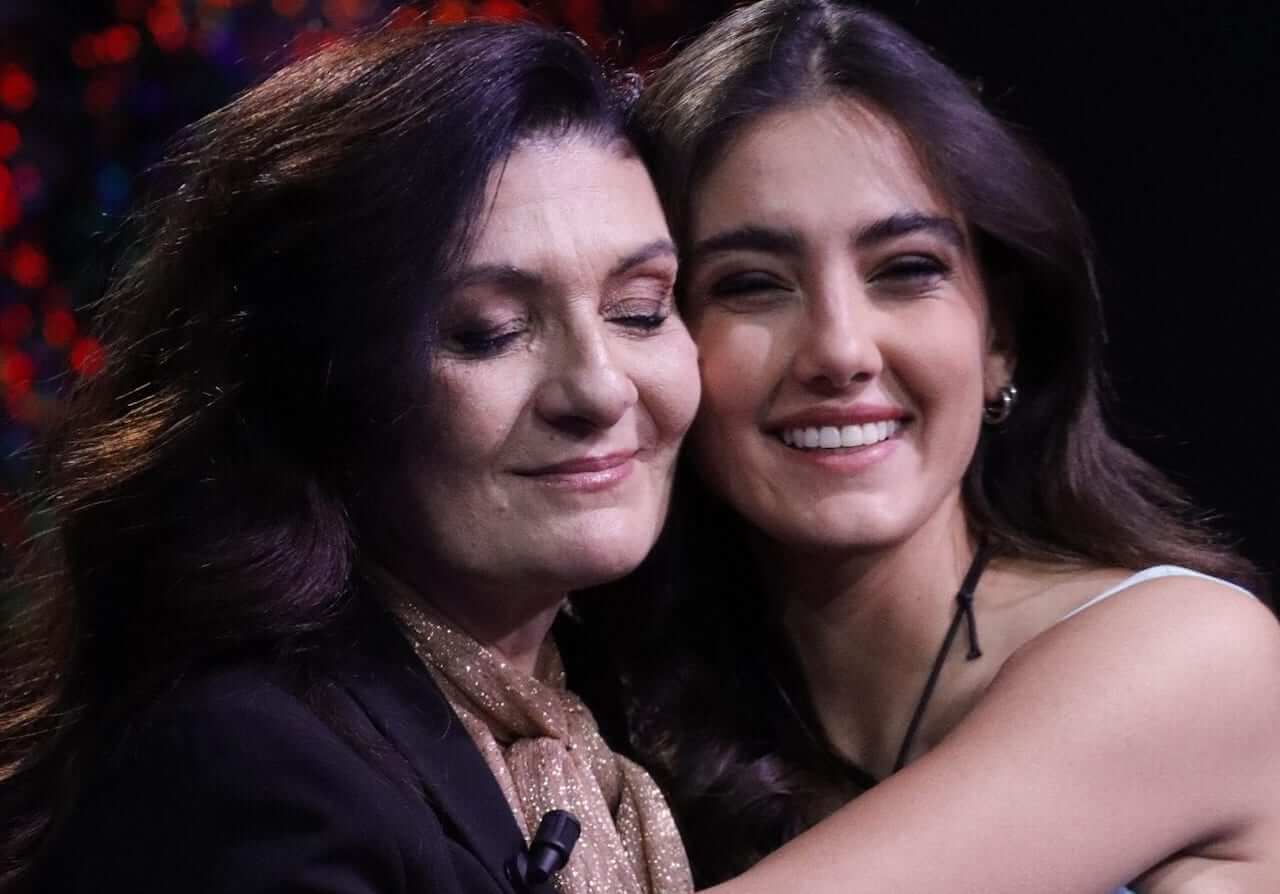 La madre di Zeudi Di Palma “denuncia” gli insulti e le minacce: silenzio stampa sul comportamento tossico del fandom di sua figlia