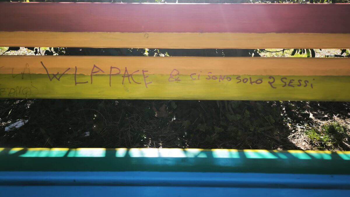 Livorno, scritte omofobe, razziste e transfobiche su una panchina arcobaleno. E il comune la ridipinge