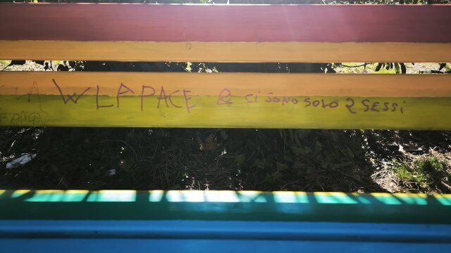 Livorno, scritte omofobe, razziste e transfobiche su una panchina arcobaleno. E il comune la ridipinge - Livorno scritte omofobe razziste e transfobiche su una panchina arcobaleno - Gay.it