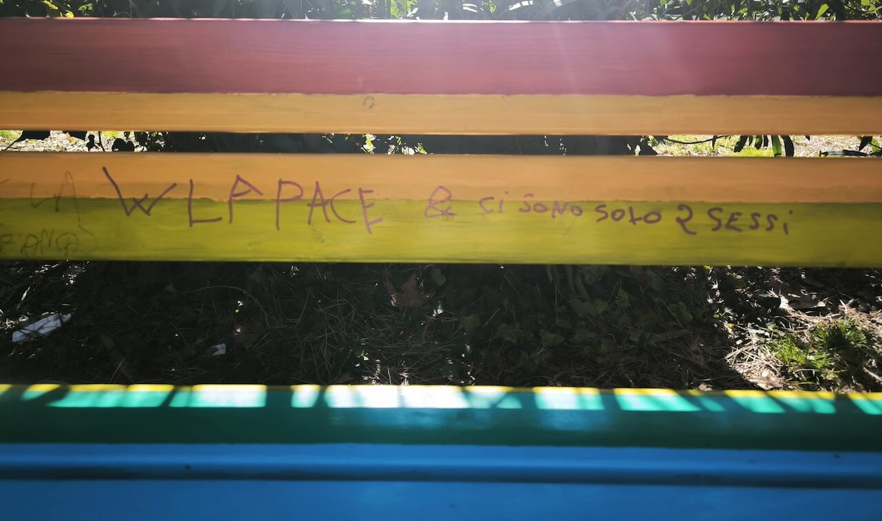 Livorno, scritte omofobe, razziste e transfobiche su una panchina arcobaleno. E il comune la ridipinge