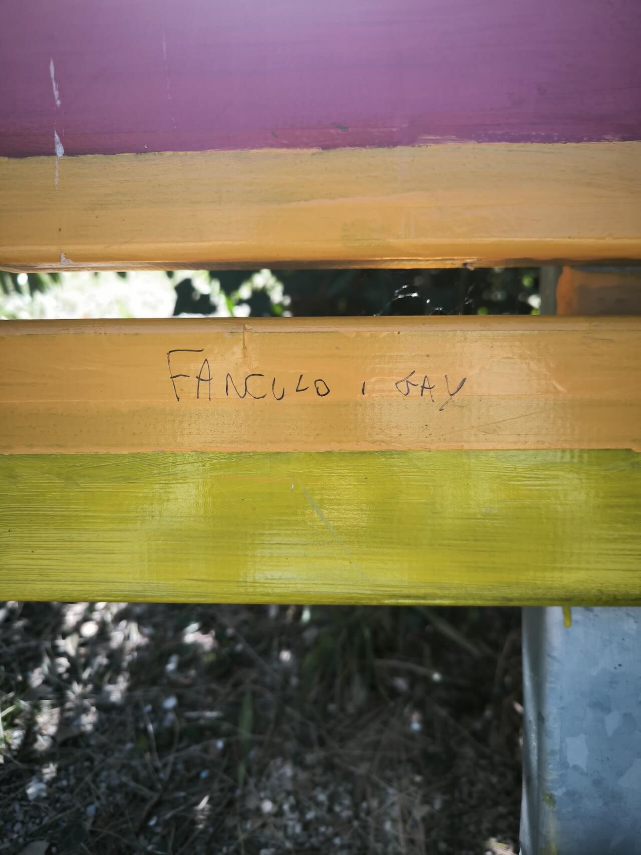 Livorno, scritte omofobe, razziste e transfobiche su una panchina arcobaleno. E il comune la ridipinge - Livorno scritte omofobe razziste e transfobiche su una panchina arcobaleno 1 - Gay.it