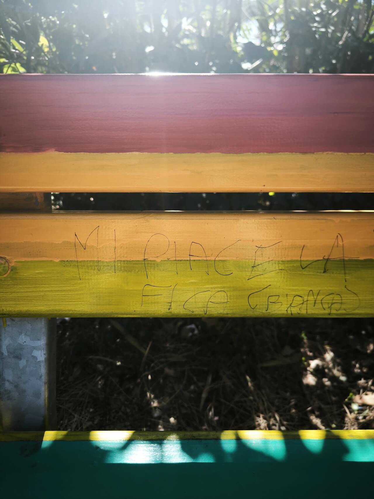 Livorno, scritte omofobe, razziste e transfobiche su una panchina arcobaleno. E il comune la ridipinge - Livorno scritte omofobe razziste e transfobiche su una panchina arcobaleno 1.jpg Livorno scritte omofobe razziste e transfobiche su una panchina arcobaleno 2 - Gay.it