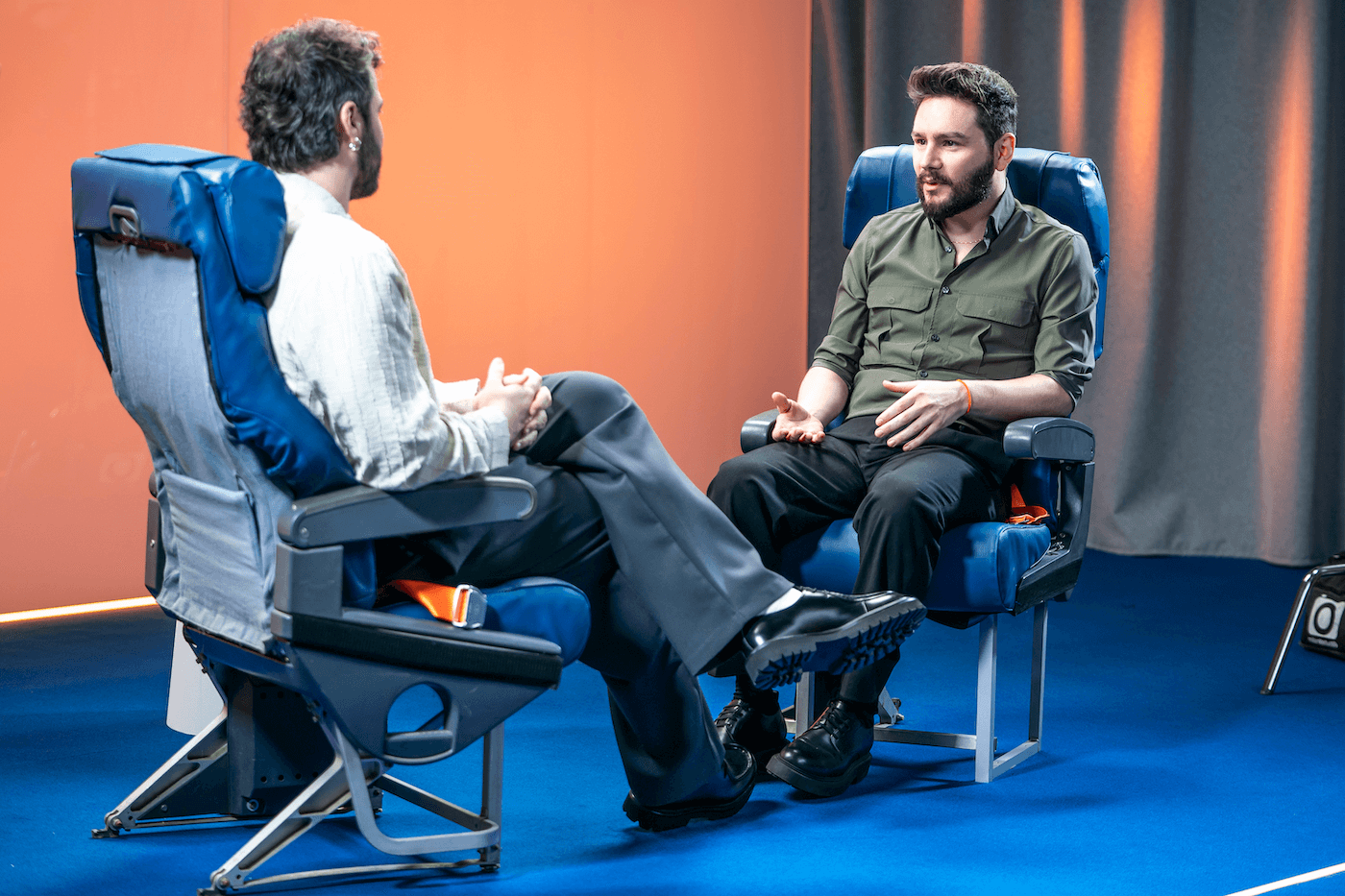 #AllColorsOnBoardWith: Guglielmo Scilla conduce la content series ambientata su "un aereo" che esplora i mondi dell'inclusività - Lorenzo Seghezzi - Gay.it