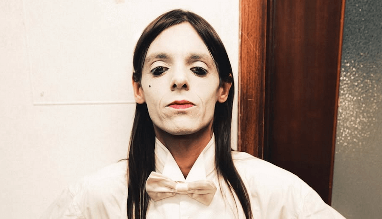 Lucio Corsi e quei versi sugli zingari di "Altalena Boy", protesta del marionettista Nikolić: “Ritira la canzone!” - Lucio Corsi - Gay.it