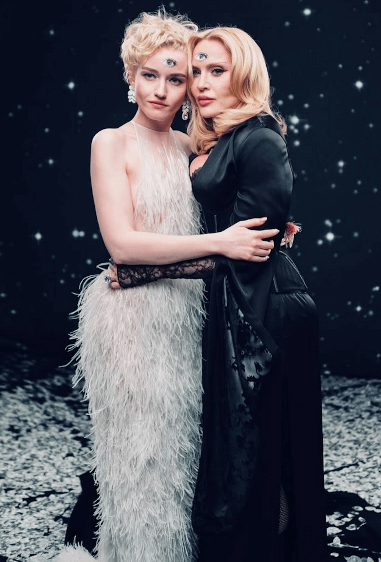 Julia Garner conferma che il biopic su Madonna "dovrebbe realizzarsi" - Madonna e Julia Garner - Gay.it