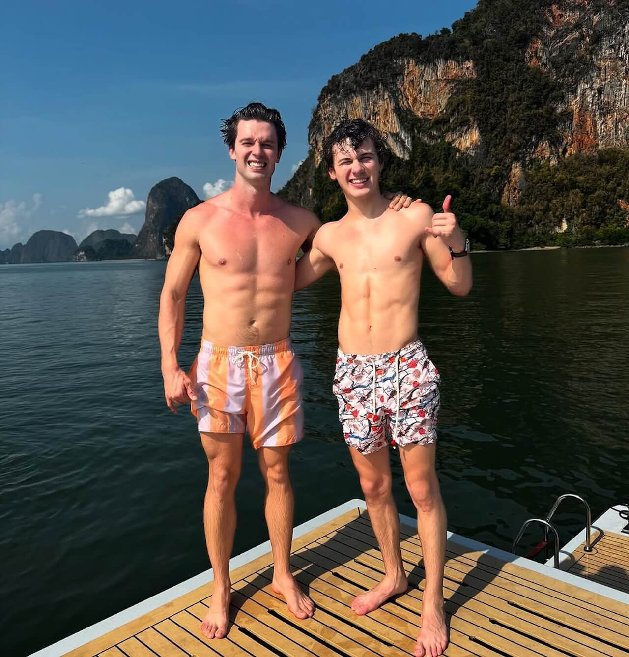 The White Lotus 3, il folle monologo sull'identità trans di Sam Rockwell e un bacio gay fanno esplodere il web (VIDEO) - Patrick Schwarzenegger e Sam Nivola - Gay.it