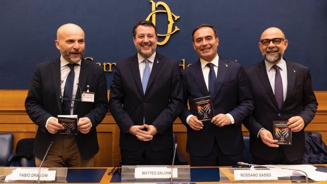 Lega, proposta di legge sul consenso informato contro carriere alias, bagni, asterischi e schwa nelle scuole (VIDEO) - Rossano Sasso e Matteo Salvini contro il Gender - Gay.it