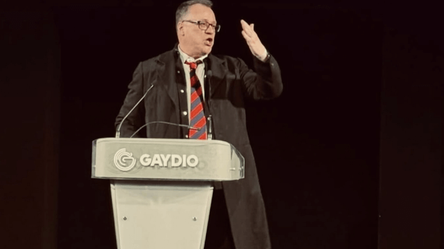 Russell T Davies contro Musk e Trump: "Mai visto maggior pericolo per la nostra comunità. Dobbiamo reagire" - Russell T Davies contro Musk e Trump - Gay.it