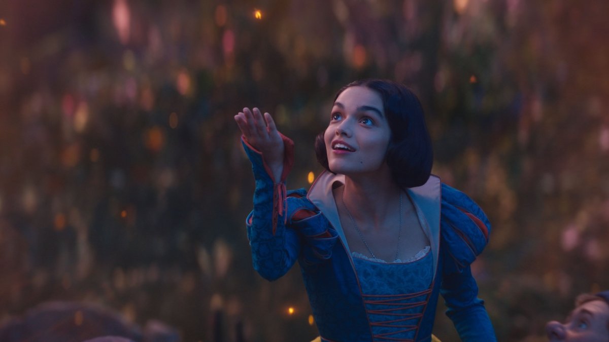 Biancaneve, il live-action di Marc Webb ci dice che riadattare un classico si può. Ed è bellissimo poterlo fare - SNOW WHITE dtrl2 uhd r709f stills 241030.089286 - Gay.it