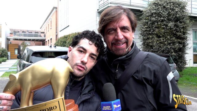 Valerio Staffelli e il tapiro a Tony Effe - Striscia la Notizia 2025