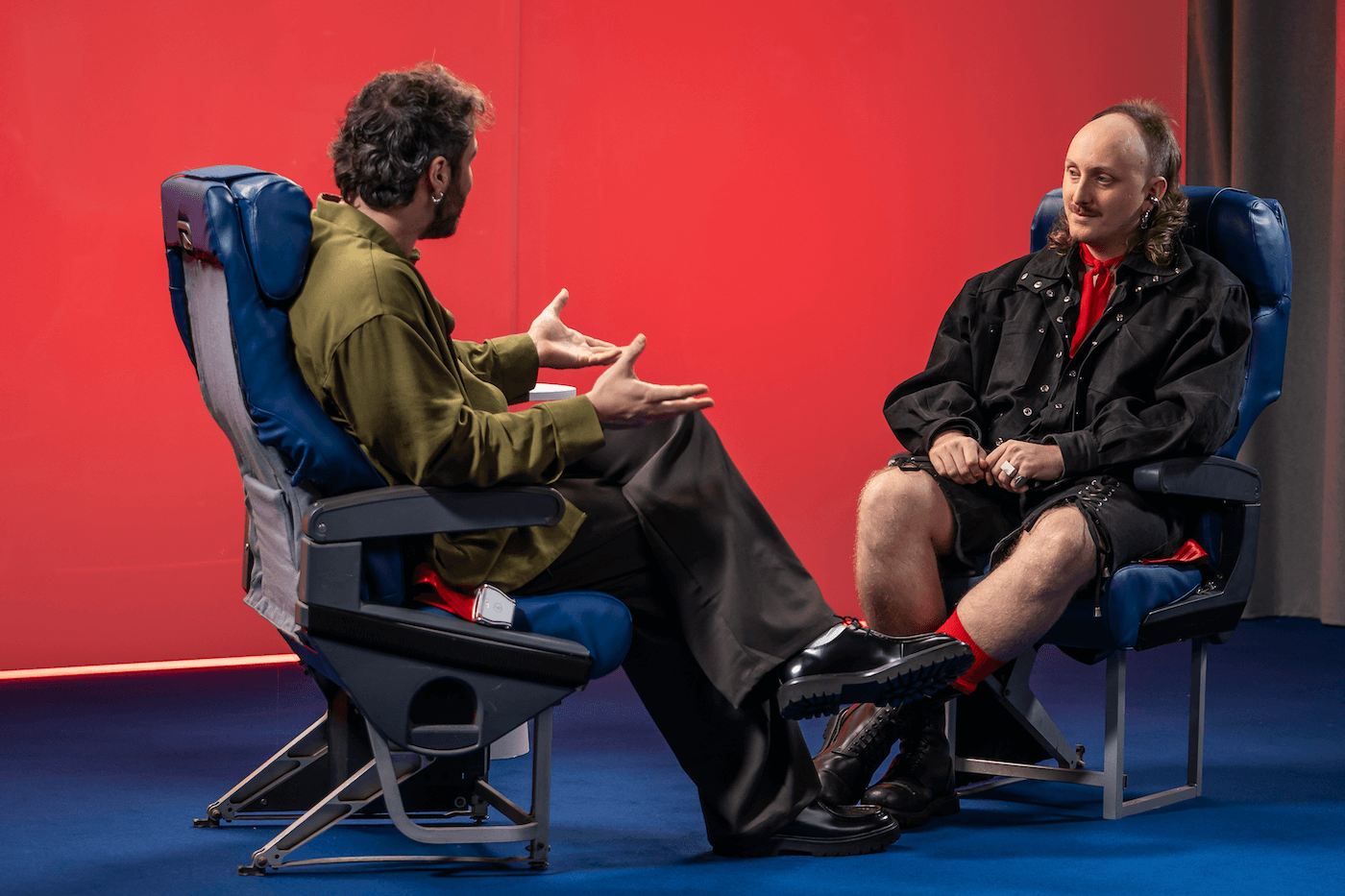 #AllColorsOnBoardWith: Guglielmo Scilla conduce la content series ambientata su "un aereo" che esplora i mondi dell'inclusività - Seghezzi AllColorsOnBoardWith ok - Gay.it