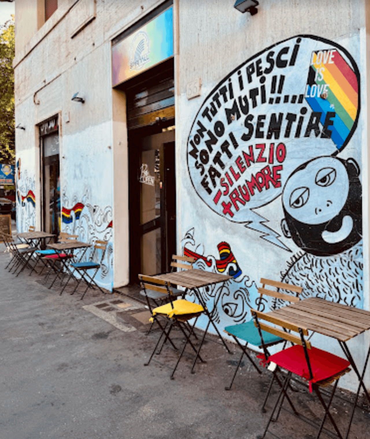 Roma, tentano di dare fuoco a bar LGBT+: "Da quando abbiamo aperto ci gridano fr*ci e ci sputano contro" - Spiritall Lounge Bar omofobia sulla Tuscolana - Gay.it