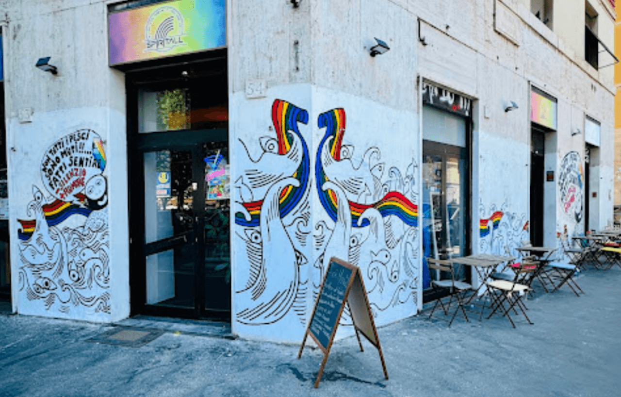 Roma, tentano di dare fuoco a bar LGBT+: "Da quando abbiamo aperto ci gridano fr*ci e ci sputano contro" - Spiritall Lounge Bar omofobia - Gay.it