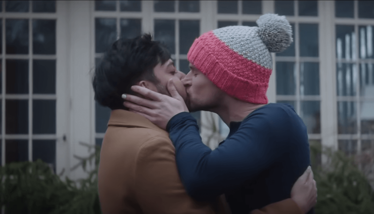 The Parenting, la comedy horror con Brandon Flynn e Nik Dodani coppia gay protagonista - The Parenting bacio gay - Gay.it
