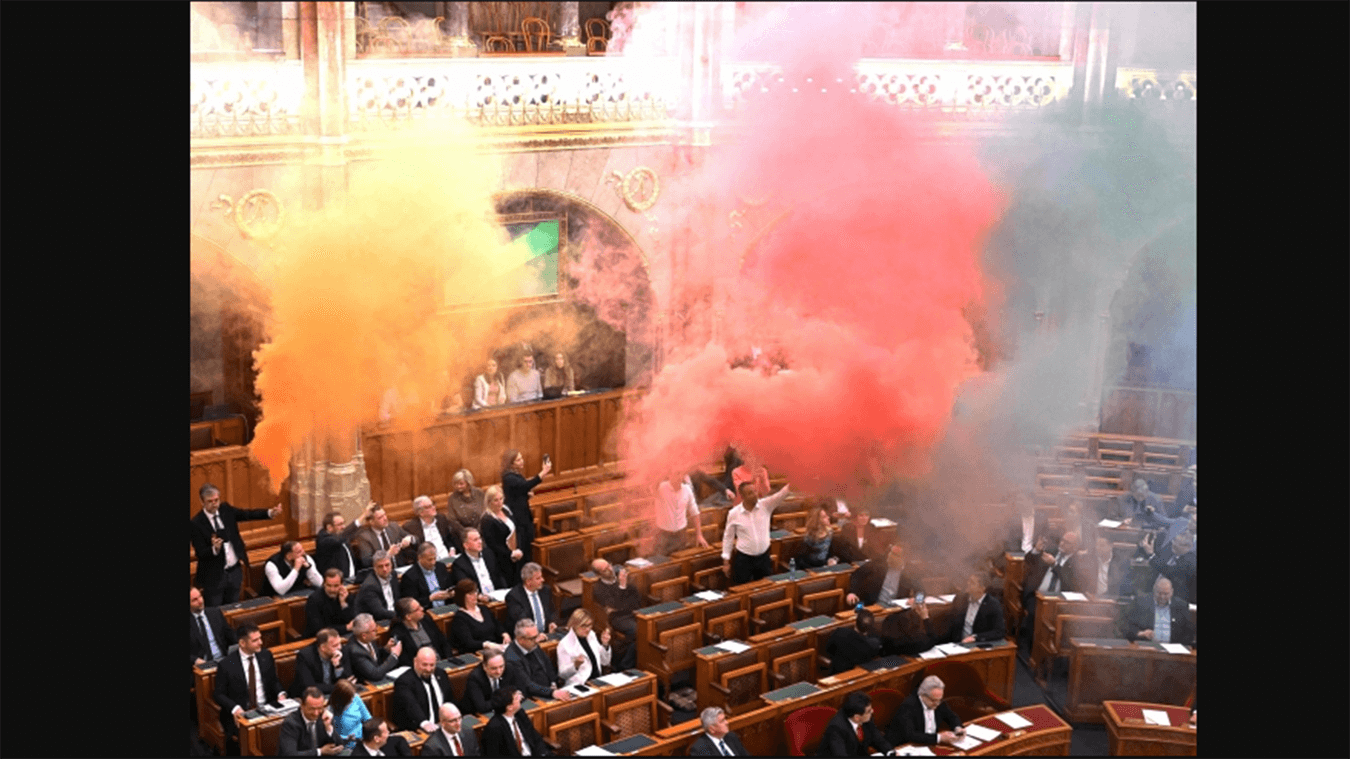 Proteste nel parlamento ungherese durante la non-discussione della nuova legge che vieta i Pride (e non solo), voluta dal partito-nazione Fidesz del grande amico di Giorgia Meloni, il neo-tiranno d'Ungheria Viktor Orban.