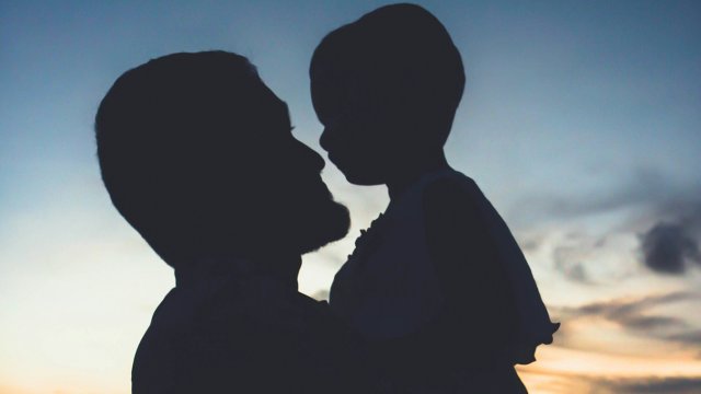 Svolta storica, secondo la Corte Costituzionale anche i single potranno adottare minori all'estero