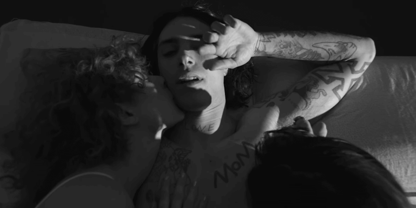 Naska "Fammi quello che vuoi": sesso a tre, a quattro con donne, uomini e l'estetica fluida del video "Sex Toys" diretto da Giampaolo Sgura - naska video sex toys - Gay.it
