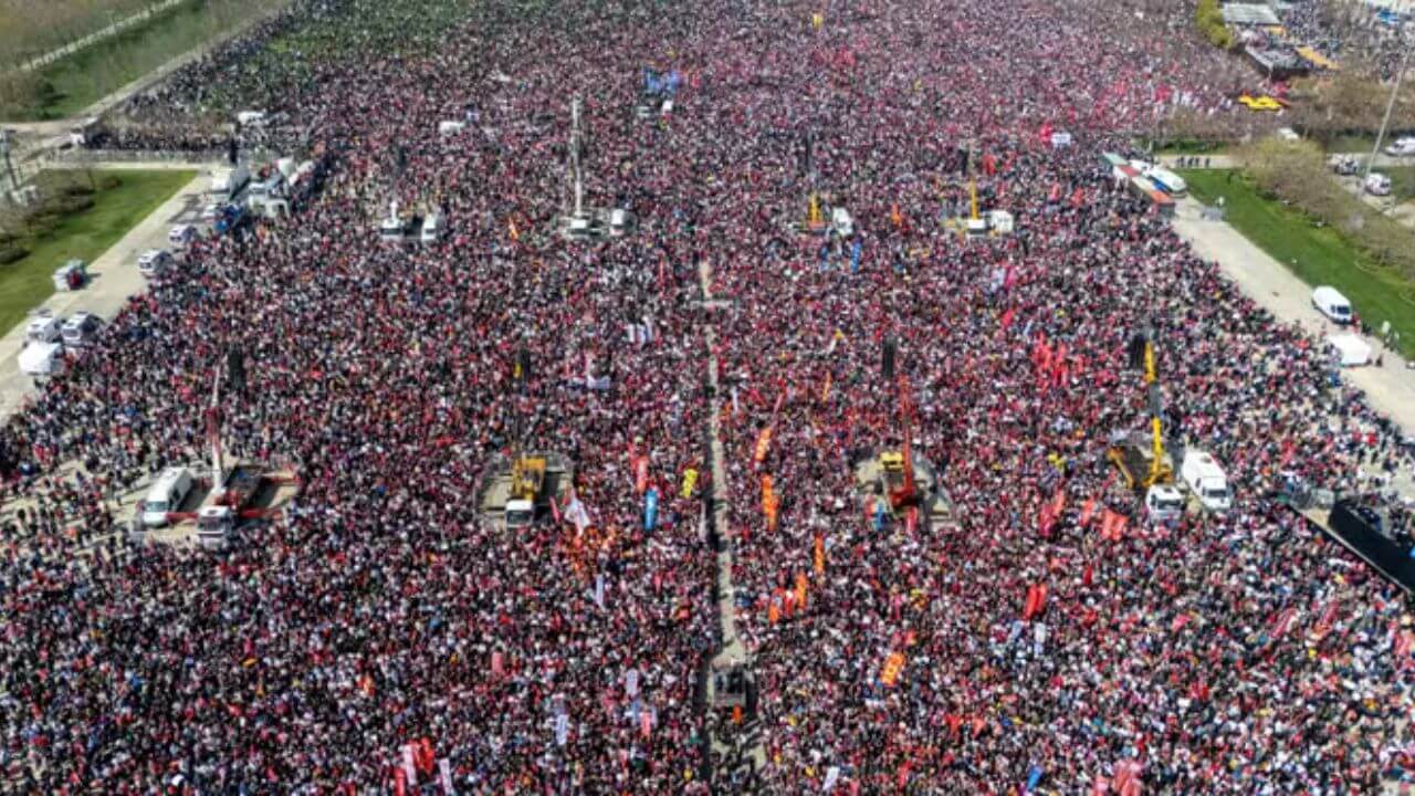 Turchia, è la fine di Erdoğan? Caos, proteste e liberazione: chi è Ekrem İmamoğlu, sindaco arrestato dal tiranno - turchia proteste erdogan imamoglu 3 - Gay.it