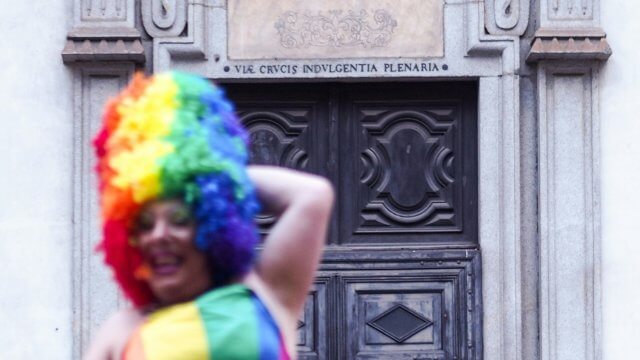 La deriva autoritaria delle democrazie occidentali si palesa plasticamente in Italia con l'agguato del Ddl sicurezza approvato con decreto legge esecutivo dal Governo, che ha scavalcato il Parlamento.