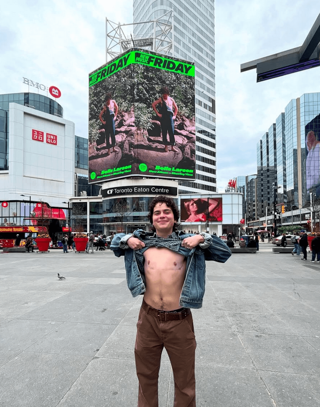 Bells Larsen costretto a cancellare il tour USA: "Sono trans e sul passaporto c'è scritto uomo. Visto negato" - Bells Larsen cantautore trans - Gay.it