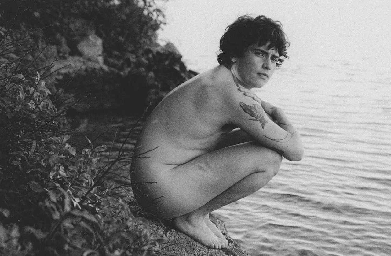 Bells Larsen costretto a cancellare il tour USA: "Sono trans e sul passaporto c'è scritto uomo. Visto negato" - Bells Larsen nudo - Gay.it
