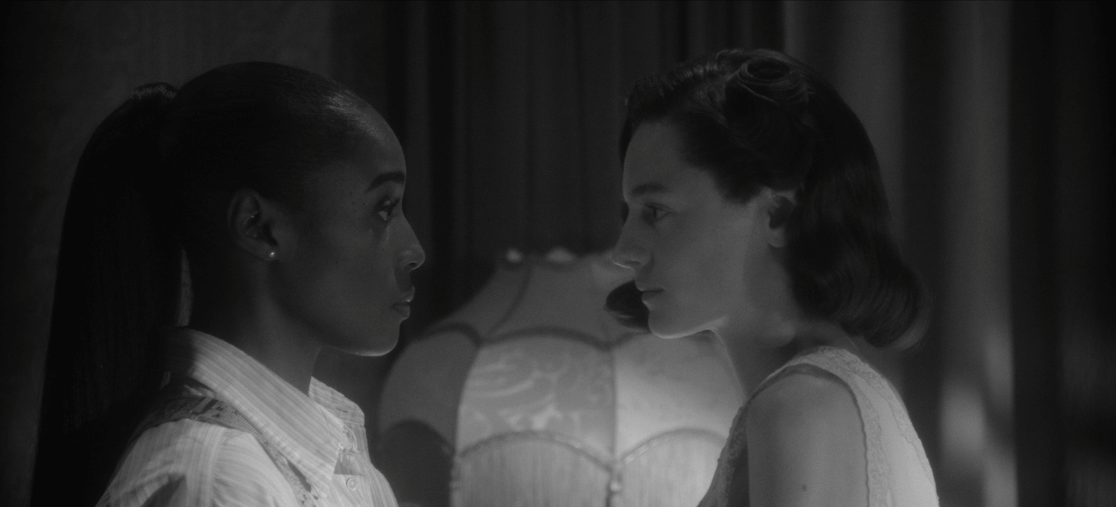 Black Mirror 7, tuttə pazzə del nuovo episodio lesbico "Hotel Reverie" con easter egg da "San Junipero" (VIDEO) - Black Mirror u S7 E3 00 53 34 21 - Gay.it