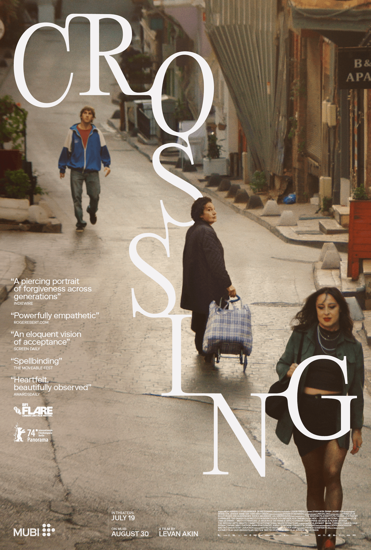 Crossing, l'emozionante viaggio di una zia alla ricerca della nipote trans perduta - Crossing il poster - Gay.it