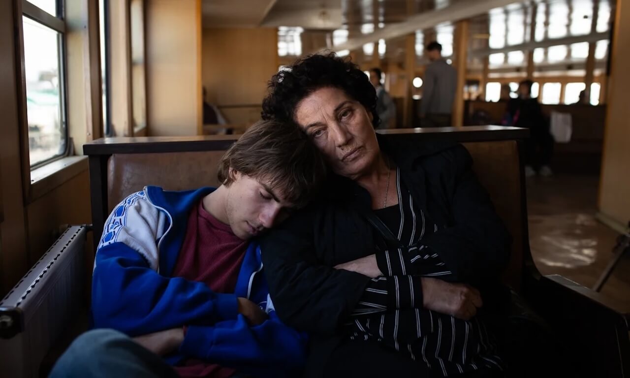 Crossing, l'emozionante viaggio di una zia alla ricerca della nipote trans perduta - Crossing - Gay.it