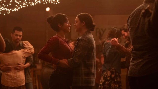 The Last of Us 2, che fine ha fatto la scena di sesso tra Ellie e Dina? - Dina and Ellie dance at the end of season two episode one - Gay.it