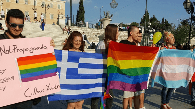 Approvati matrimonio egualitario e adozione per coppie omosessuali, la Grecia ora perseguita la GPA esplicitamente per coppie gay, lesbiche e per uomini single.